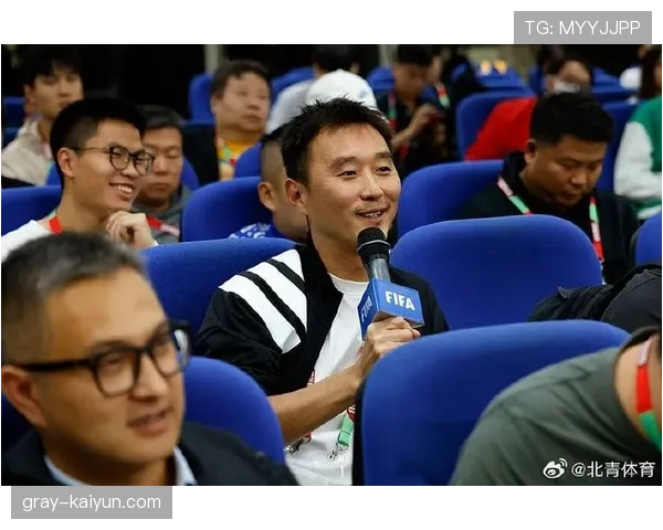 杨昊又换豪车了，这偶像派球星活成富二代模样了？